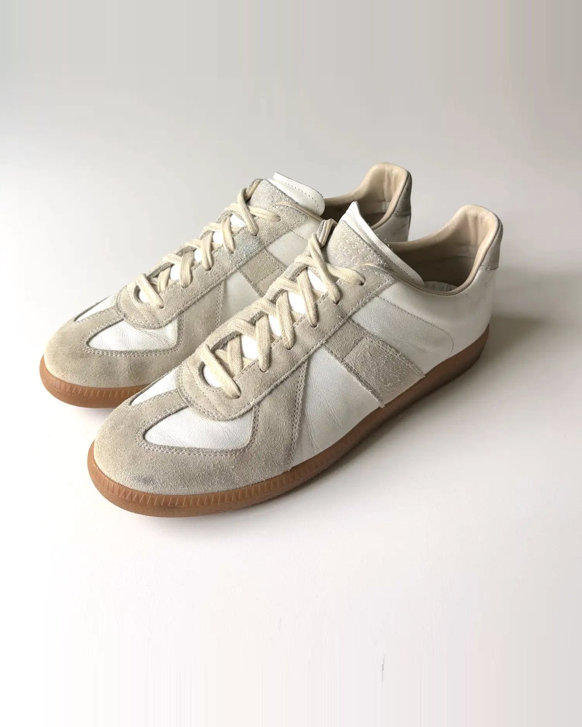Weiße GAT-Sneaker in der Seitenansicht