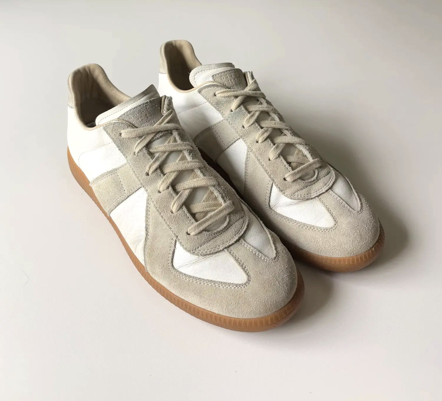Ein Paar weiße GAT-Sneaker