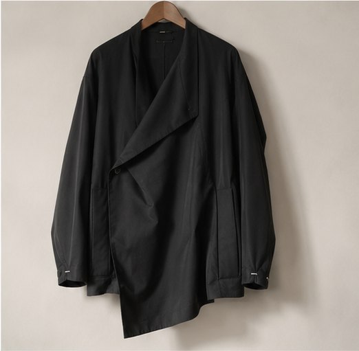 Schwarze asymmetrische Jacke auf Holzbügel