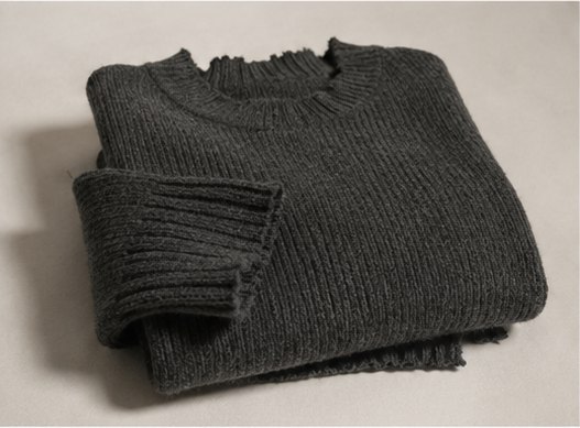 Gefalteter grauer Strickpullover aus Wolle
